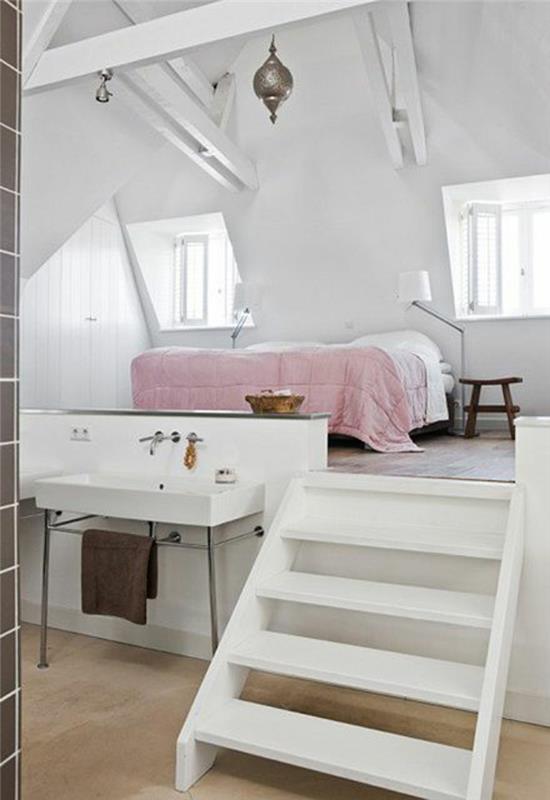 bele barve-spalnica-podstrešje-belo-lesene stopnice
