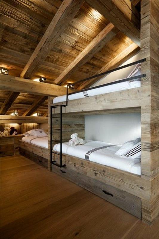 podstrešje-postavitev-lepa-otroška-spalnica-pod streho-parket-tla-v-temnem-lesu-masivni les