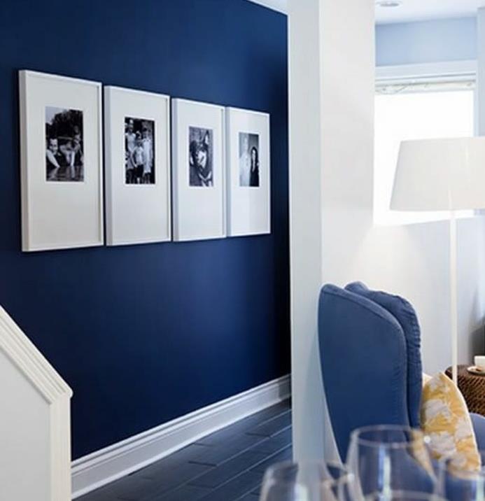 notranjost-hodnik-indigo-barva-stenska dekoracija-črno-bela-moderna-hiša