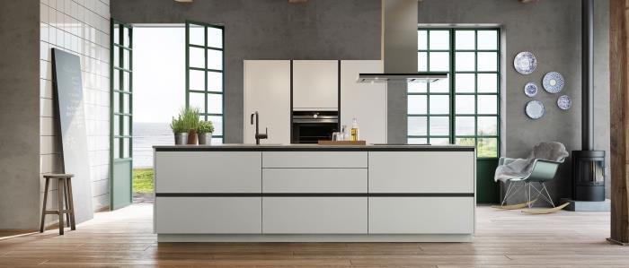 gri beton tasarım duvarları olan bir mutfakta çağdaş tasarım, beyaz ve siyah orta adalı açık mutfak dekoru