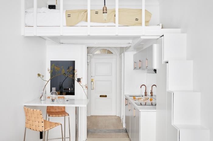 Skandinavski navdih, majhna kuhinjska dekoracija v beli barvi z bakrenimi zaključki, majhen bel otok z bež stolom