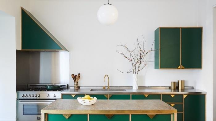 komplementarna zelena barva v majhni kuhinji, dolg kuhinjski model z belimi stenami s poudarki iz nerjavečega jekla