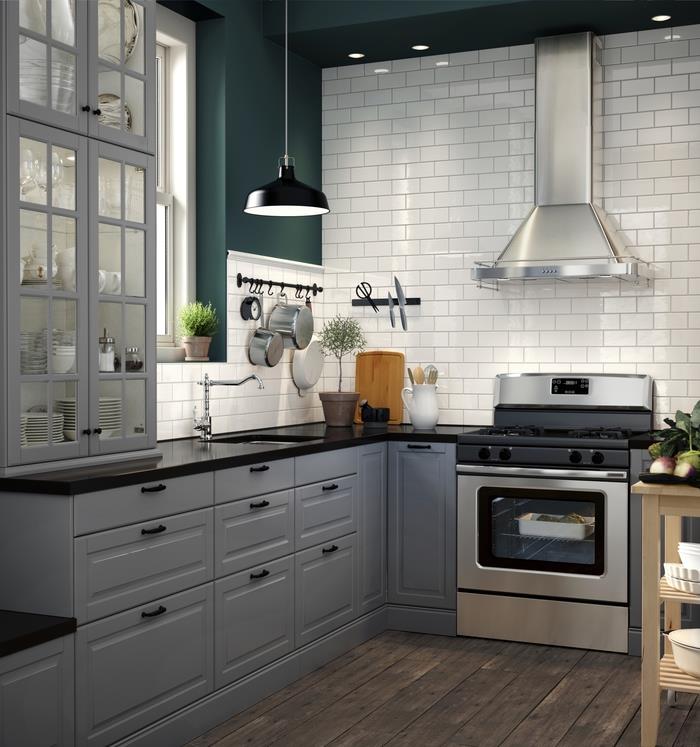 gri, beyaz ve yeşil bir mutfakta zıtlıklarla, huzur veren atmosferle oynayan bir mutfağın duvarları için ne renk