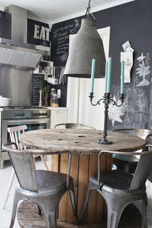 industrijska kuhinja z mizo za mletje, kovinski stoli, stena na tabli, kuhinja iz nerjavečega jekla, industrijska vintage svetilka, lestenec