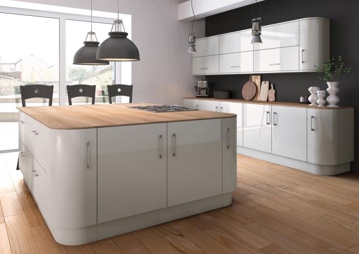 kako okrasiti sivo in leseno kuhinjo z belim pohištvom s kovinskimi ročaji in razsvetljavo v industrijskem slogu v mat sivi barvi