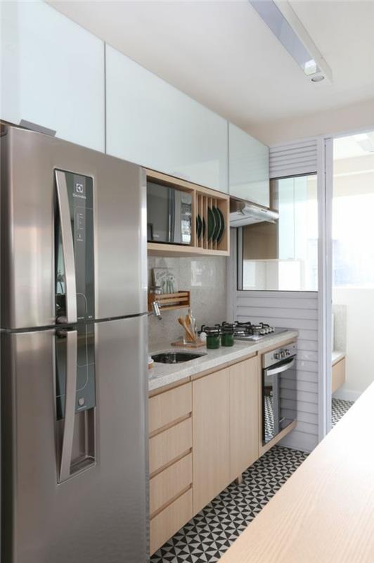 poceni kuhinja, opremljena kuhinja ikea, model kuhinje ikea, velik hladilnik v slivni barvi, ploščice z geometrijskimi vzorci v črno -beli barvi, lakirano pohištvo v beli barvi