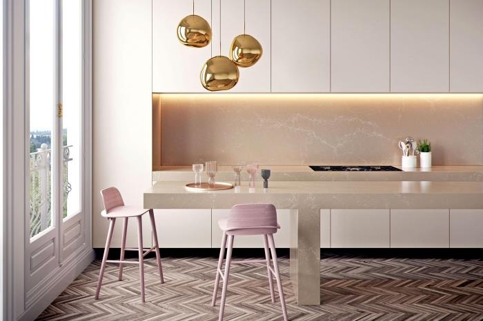 moderni virtuvė su baltais baldais su smėlio spalvos skaitikliu ir „splashback“, pudros rožinės spalvos baro kėdžių modeliais