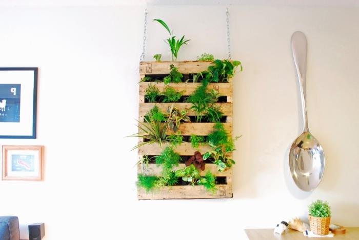 asma palet saklama dolabı yapmak, palet ve bitkilerle oturma odası duvar dekorasyonu örneği