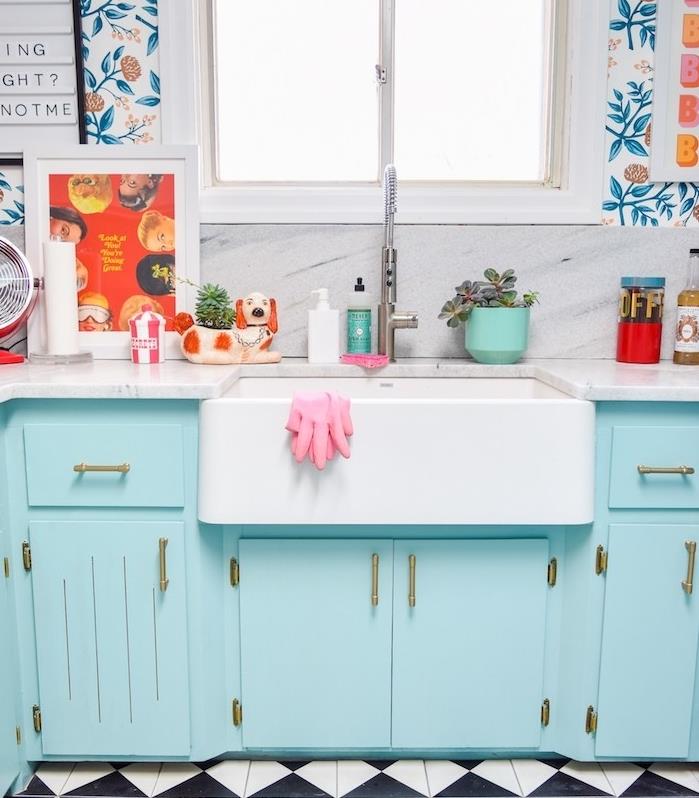 mermer tezgah, çiçek duvar kağıdı, beyaz lavabo, şık eski mutfak fikri ile pastel mavi renkte mutfak dolabını yeniden boyayın