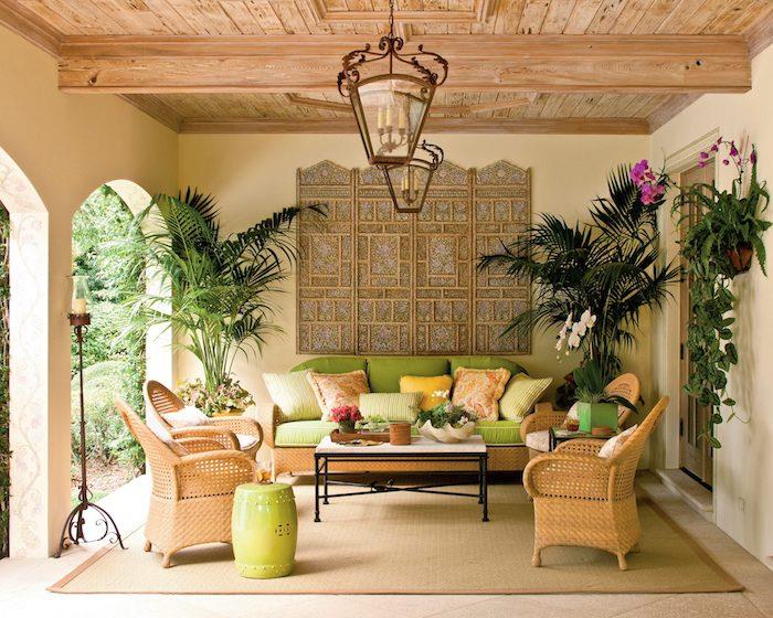 verandos su rotango maulėmis, žaliais augalais ir pagalvėlėmis išdėstymas