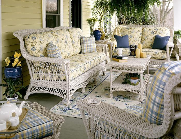 verandos apželdinimas arba kaip piešti ratano kėdėse baltais dažais