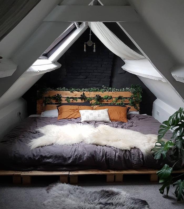 deko miegamasis po stogu, vegetatyvinė galvūgalis ir medinė padėklų knygelė patiems pasigaminti, minkštas pilkas kilimas ir pilka avikailis, atviras medinis rėmas, pilka, ruda, balta patalynė