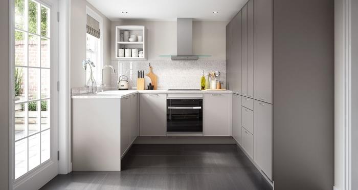 bir mutfağın duvarları için ne renk, küçük mutfak dekoru, dikey ahşap depolama fikri, beyaz ve gri mutfak modeli