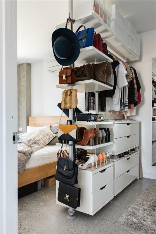 Bölme ve açık giyinme odası görevi gören yatağın yanına monte edilmiş çoklu depolama birimlerine sahip depolama sistemi