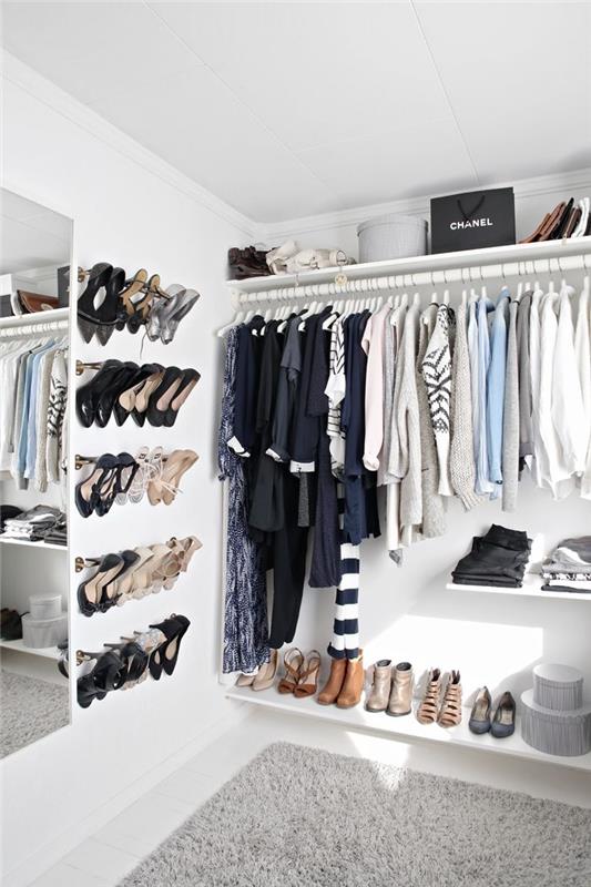 Duvara bağlı ucuz bir ayakkabı deposu ile yatak odasında küçük bir açık giyinme odası planlama fikri