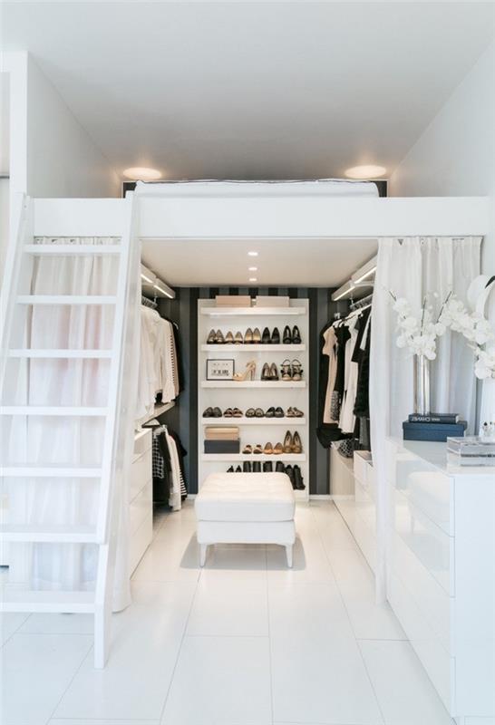 bir stüdyoda veya küçük bir dairede alanı optimize etmek için asma katın altındaki giyinme odası, ayakkabı ve açık gardıropları saklamak için duvar nişli giyinme odası