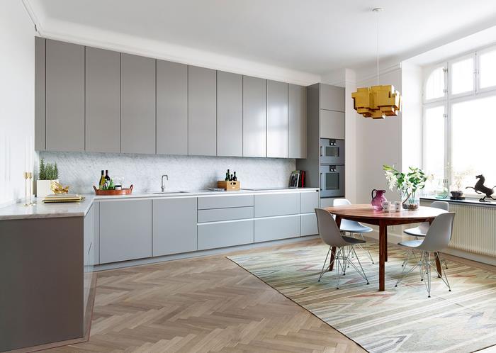 kulpsuz mobilyalarıyla minimalist tasarımlı İskandinav tarzında zarif bir gri ve beyaz mutfak