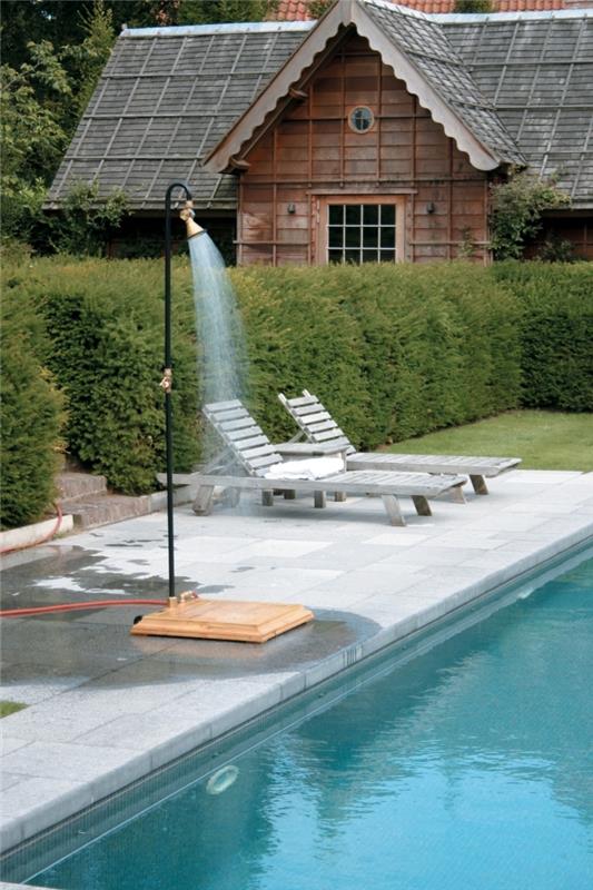 yeşil çim ve beton teraslı açık yüzme havuzu modeli, ahşap ve metal yüzme havuzu için mobil duş fikri