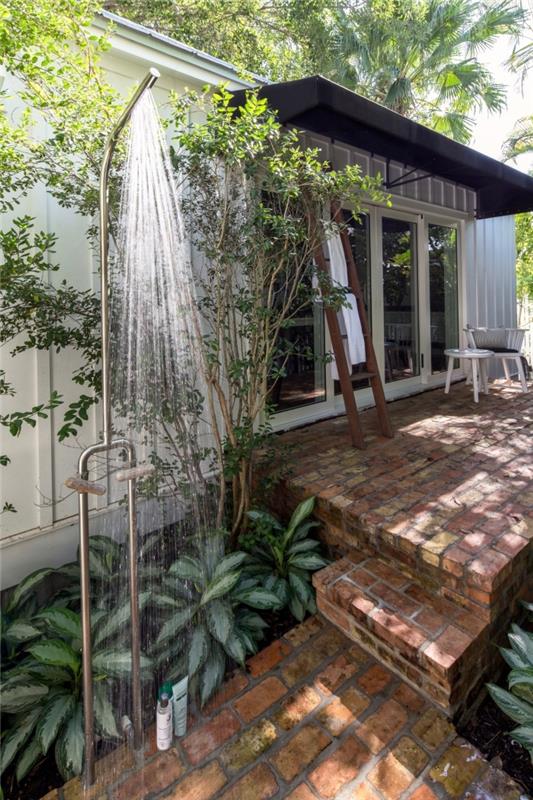 tuğla döşeme ve sabit metal duş ile bahçe dekorasyonu, tuğla veranda düzeni fikri