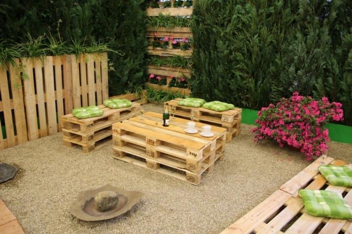 kaip įrengti sodą su „pasidaryk pats“ padėklų baldais, „pasidaryk pats“ žalios sienos pavyzdys, pagamintas iš perdirbtų padėklų