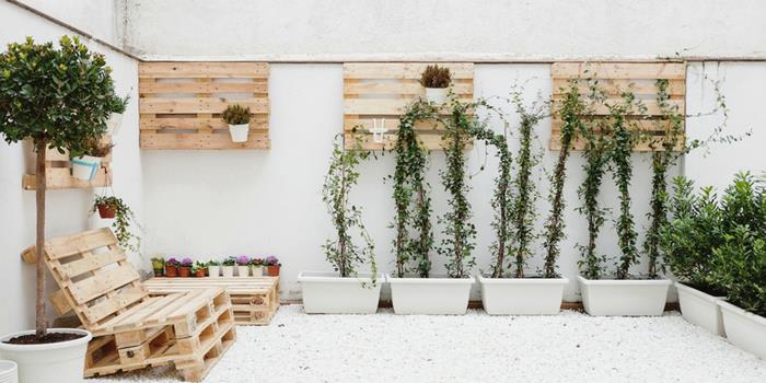 palet mobilyalı veranda, palet ekicili küçük veranda ve geri kazanılmış bahçe mobilyaları için dekoratif fikir