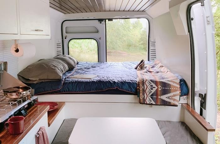 karavan düzenleme karavan dekorasyon küçük alan ahşap tavan kaplama yemek alanı ahşap tezgah beyaz mobilya