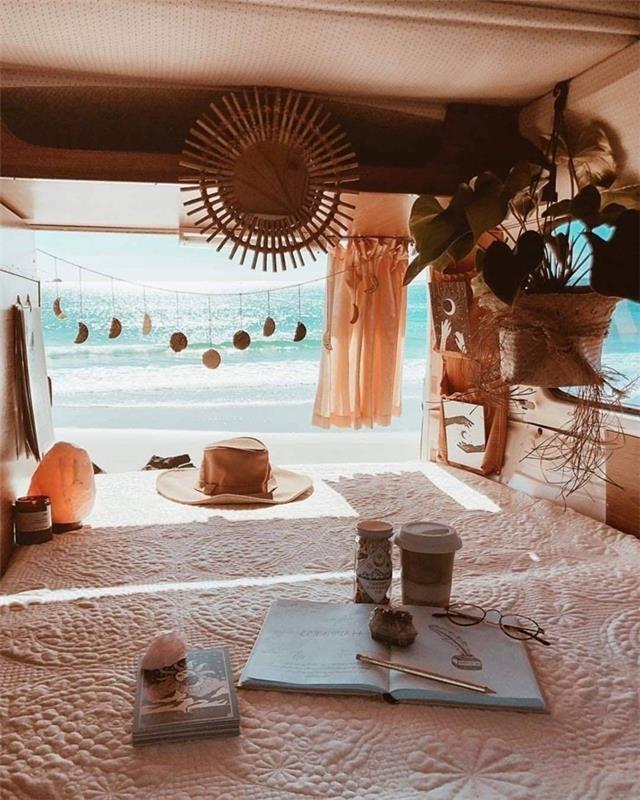 karavan aranjmanı bohem şık dekorasyon güneş aynası atmak bej yatak kabartma desenleri çiçekler pastel turuncu perdeler