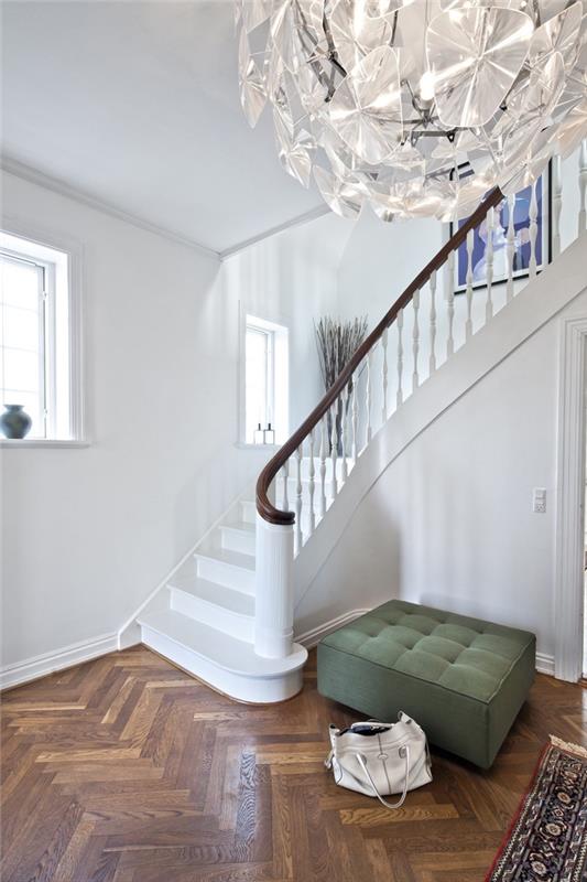 prebarvajte stopnišče v belo barvo za okrasno kletko