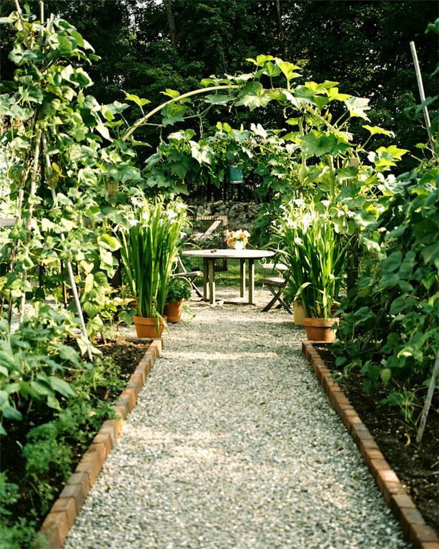 mineralni vrt, pot s prodniki in belimi kamenčki, vrtna obroba iz opeke, starodobno leseno vrtno pohištvo