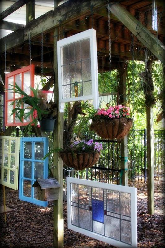 pembe ve leylak çiçekli cam ve asma saksılarla bahçenizi nasıl düzenlersiniz