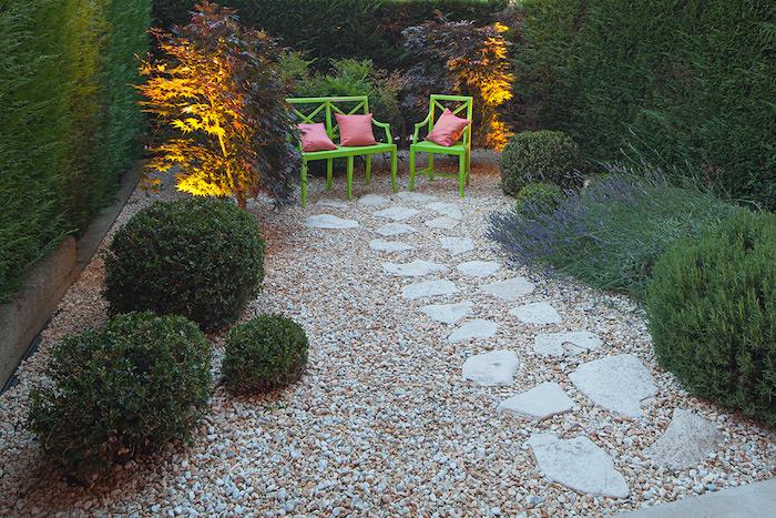 beli kamenčki, kako ustvariti kotiček počitka na svojem vrtu, leseno pohištvo pobarvano v zeleno