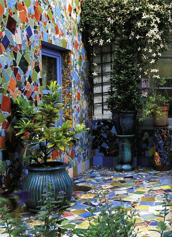 mavi ve yeşil mozaik ve küçük ağaçlar ile büyük saksılarda zemin ve duvar ile çiçeklik fikri