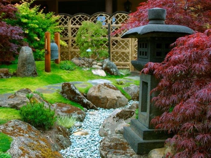geniali idėja japoniškas zen sodas, akmeninis žibintas, akmenukų ir uolų upė, žalia veja ir žemi medžiai
