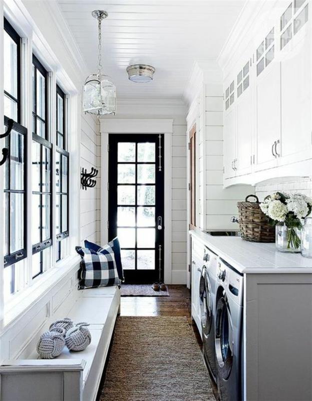 pralnica, bele lesene obloge na stropu, bele stenske ploščice, dolga bela klop