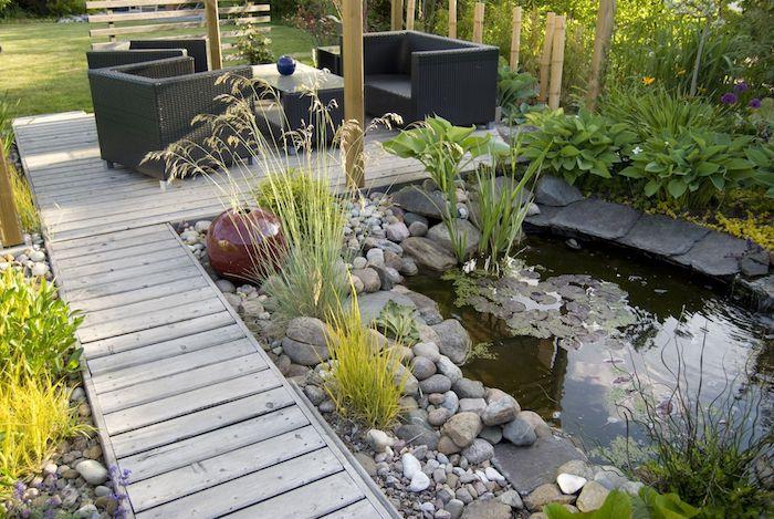 Taşlar ve basit bitkilerle çevrili açık havuzlu açık veranda bahçe mobilyaları ahşap bahçe yolu