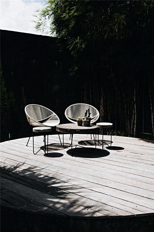 modernus sodo rinkinys iš akapulko fotelių, suderintas su mažu apvaliu betoniniu sodo stalu su metaliniu pagrindu
