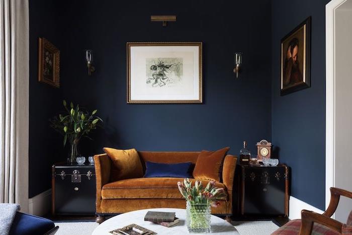 originalna polnočno modra dnevna soba z rjavim kavčem, temno modra stena v ozadju, trendovska barvna slika 2020, elegantna vintage deko