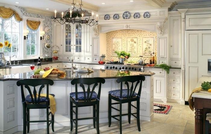 asimetriška virtuvės sala, juodos kėdės, vintažinė skandelė, senovinio stiliaus langai, viryklė