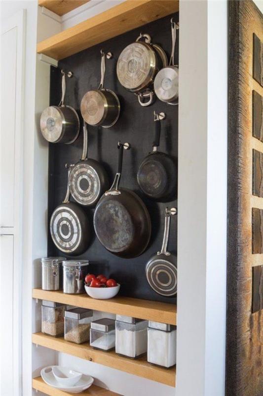 „pinterest“ patarimas, kaip sutvarkyti virtuvės reikmenis, šiferio sienų niša su medinėmis lentynomis ir kabliukais, skirtais pakabinti puodus ir keptuves