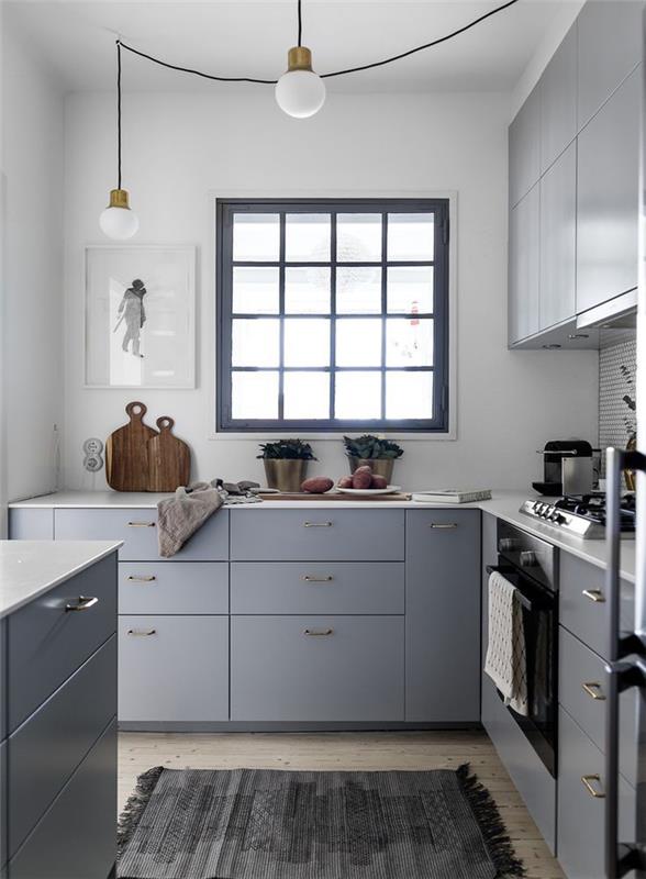 küçük bir alana sahip açık gri bir mutfak, beyaz duvarlar ve açık renkli ahşap zeminler ile temiz İskandinav tarzı
