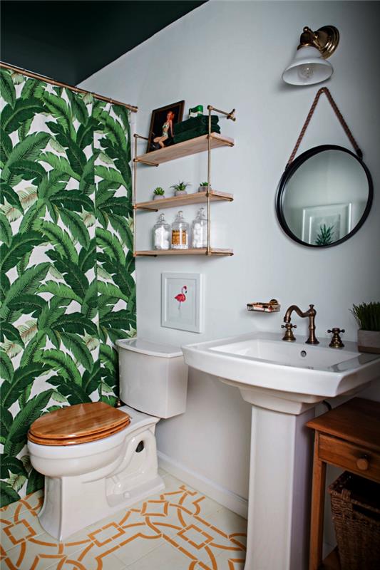 postavitev majhne kopalnice 4m2 s tuš zaveso s tropskim vzorcem, ki se ujema s starinskimi grafičnimi cementnimi ploščicami na tleh