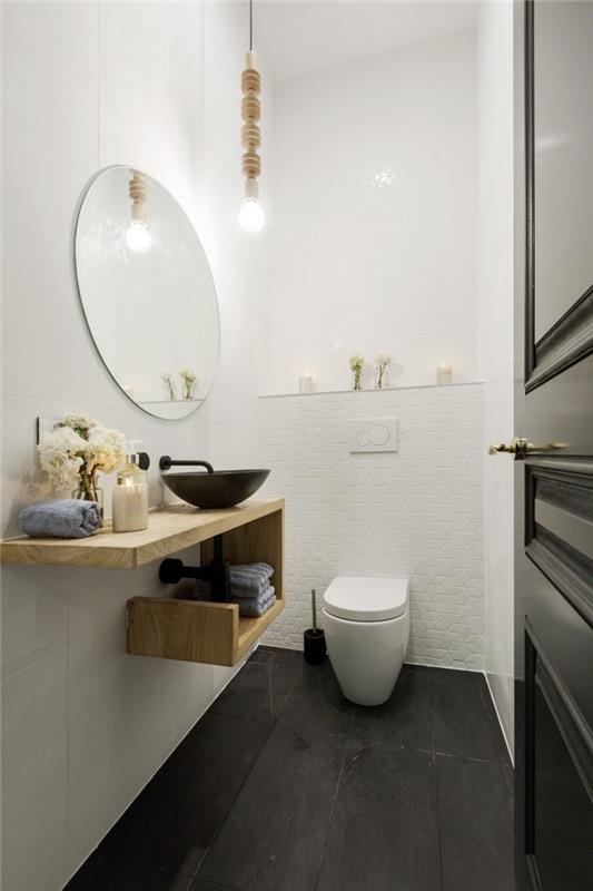 çağdaş banyo veya tuvalet fikri, örneğin beyaz ve siyahta sınırlı alana sahip tuvaletin nasıl yenileneceği