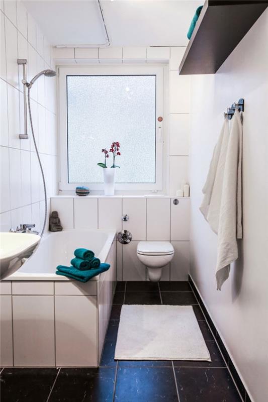 küçük banyo 4m2 minimalist iç tasarım beyaz fayans koyu ahşap raflar