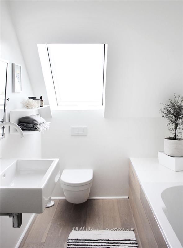 eğim altında bir banyo nasıl düzenlenir, rahat halı ve havlu ile beyaz ve ahşapta minimalist dekor örneği
