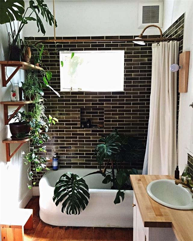 zamisel o opremljanju majhne kopalnice 4 m2 s kadjo, ploščicami v temno zelenih odtenkih in rastlinskim dekorjem rastlinskih loncev