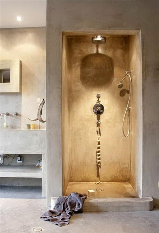 majhna kopalnica-s-sivo-voskano-betonsko-stene-in-tla-v-bež kopalnici