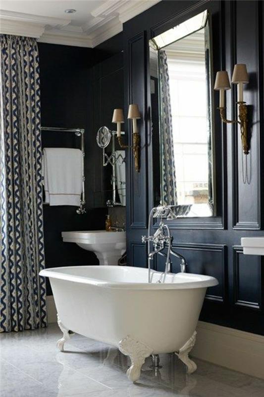 majhna kopalnica-v-modernem-baročnem slogu in-črno-steno-bež-keramična tla