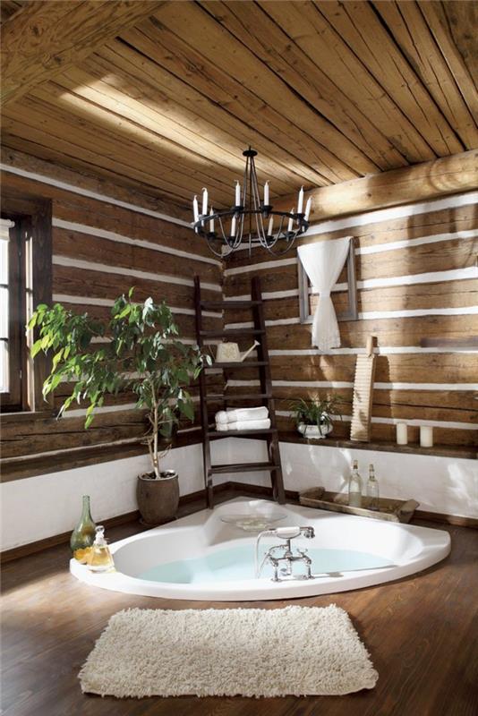 majhna kopalnica-jacuzzi-v-tleh-s-temnimi-lesenimi-parketi