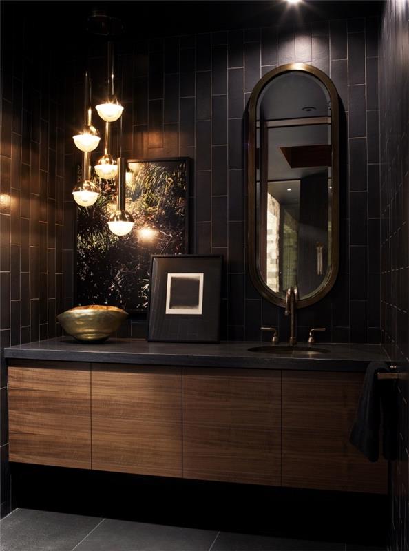šiuolaikiškos vonios plytelių idėjos juodos spalvos, mažas vonios modelis su juodomis sienomis su medine spintele