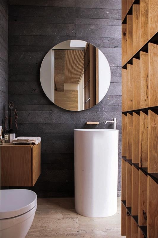 kokias spalvas derinti šiuolaikiškame, ribotos erdvės vonios kambaryje, vonios kambario modelis su anglies pilkomis sienomis su mediniais baldais